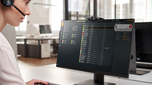Frau mit Headset am Computer mit STARFACE App