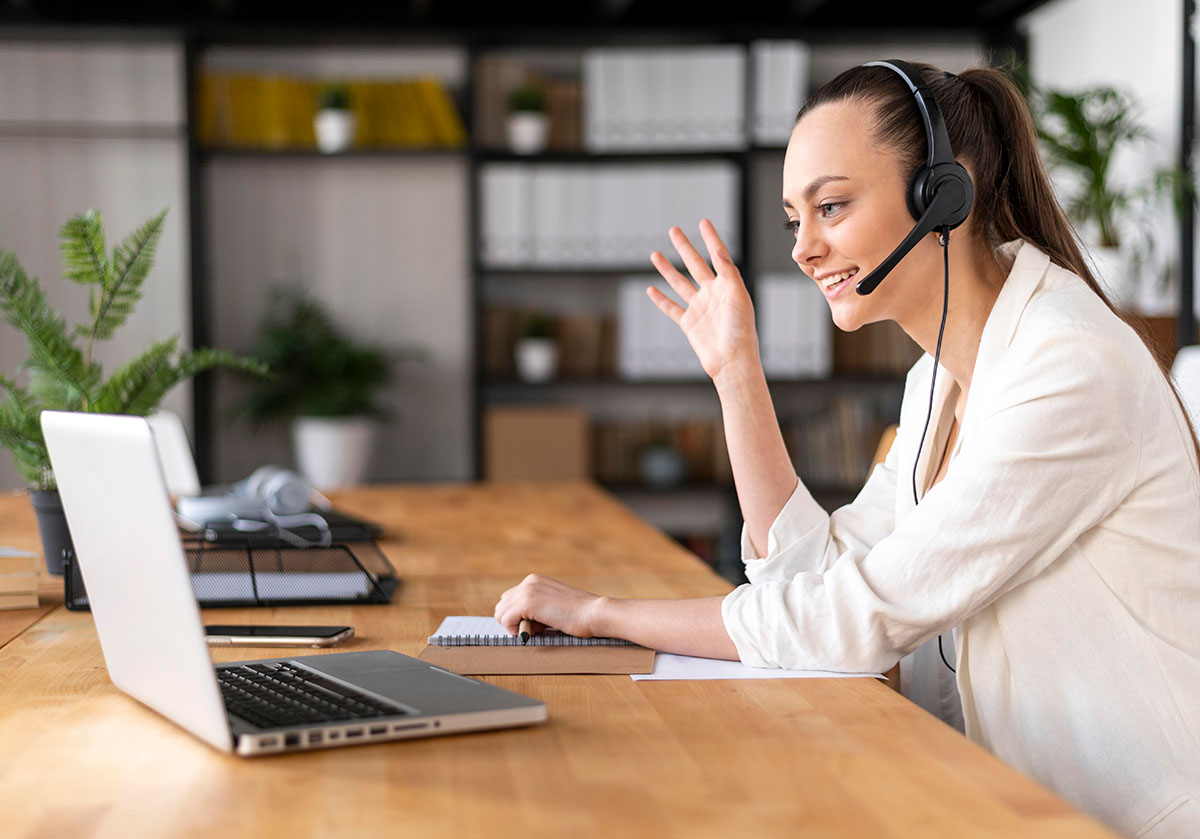 Mitarbeiterin arbeitet mit Headset im Videocall